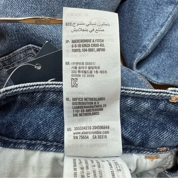 NWT Hollister Women's Straight Leg High Rise Mom Jeans with Floral Patch Design - Picture 11 of 13